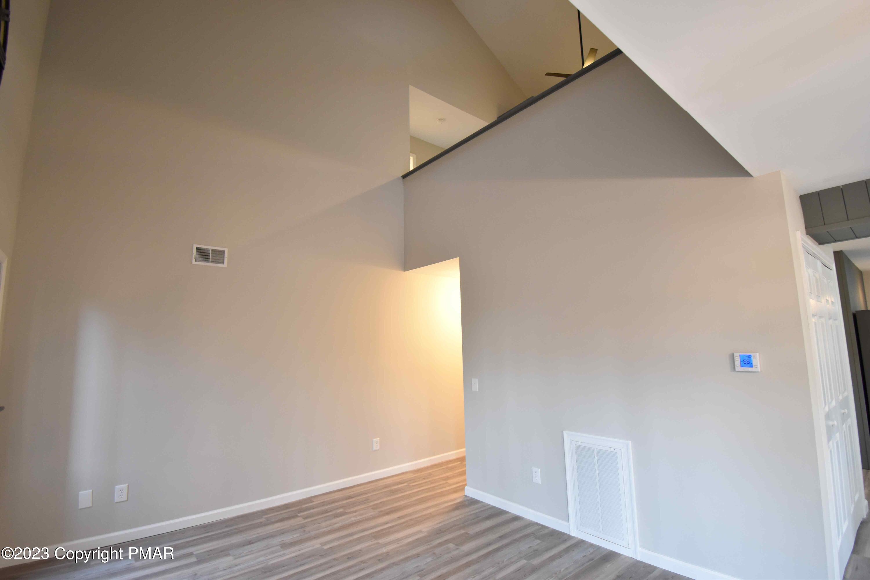 601 Mountain View Way Bushkill, PA 18324 - Photo 9 of 37 Living