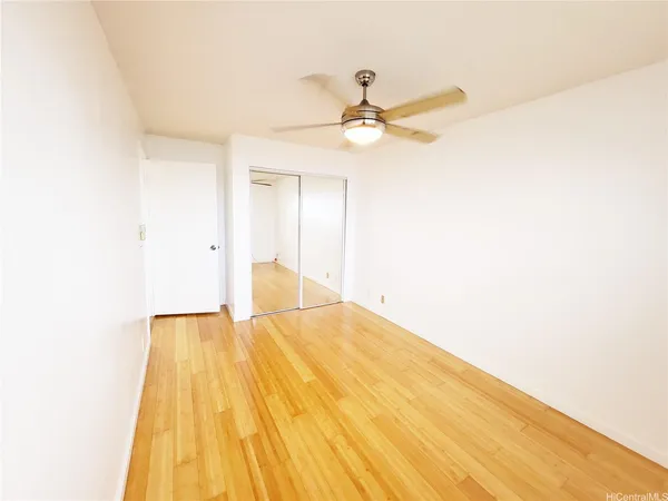 a view of empty room with a ceiling fan