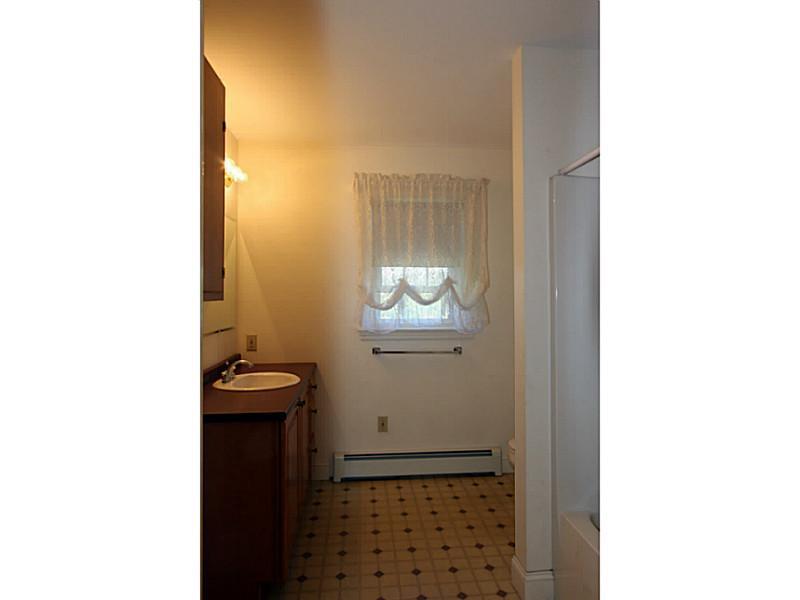696 River Road Windham, ME 04062 - Photo 16 of 35 Bathroom. 1st floor full bath