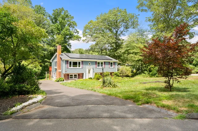 $452,000 | 37 Stoneywood Drive, East Lyme, CT 06357
