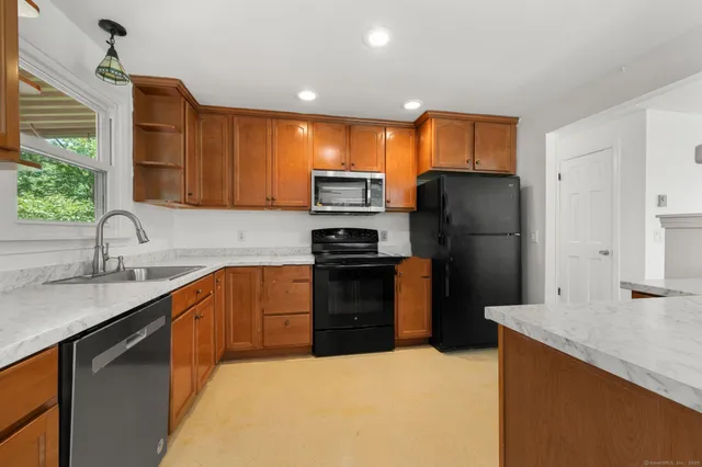 $452,000 | 37 Stoneywood Drive, East Lyme, CT 06357