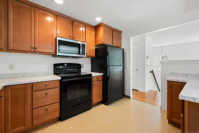 $452,000 | 37 Stoneywood Drive, East Lyme, CT 06357