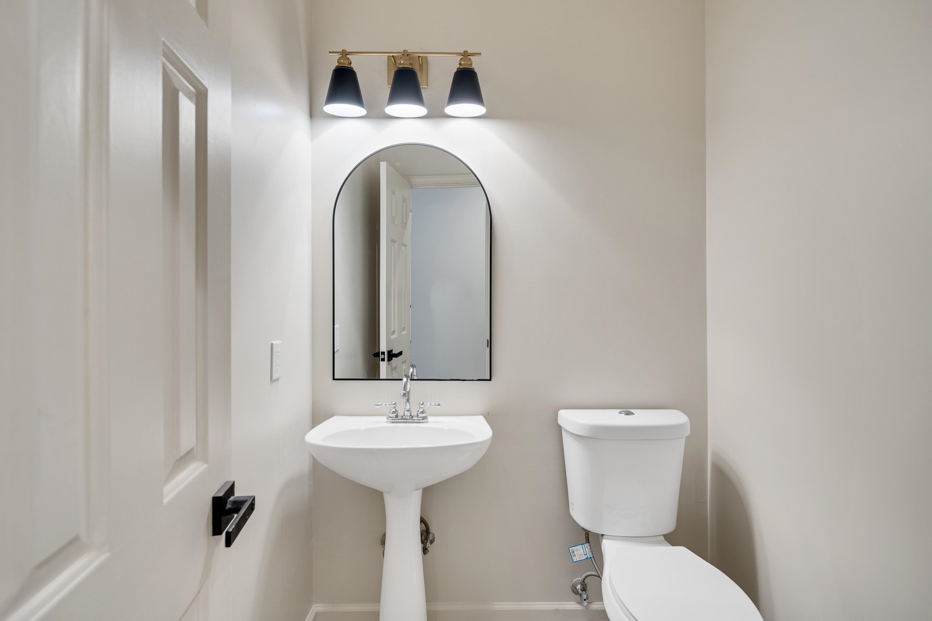 939 Fallen Oaks Drive Collierville, TN 38017 - Photo 19 of 23 a bathroom with a toilet sink and mirror