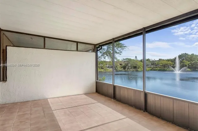 a view of a back yard