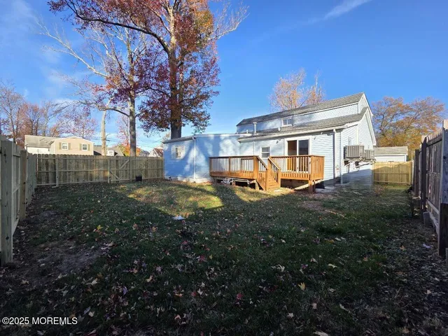 a view of a house with backyard
