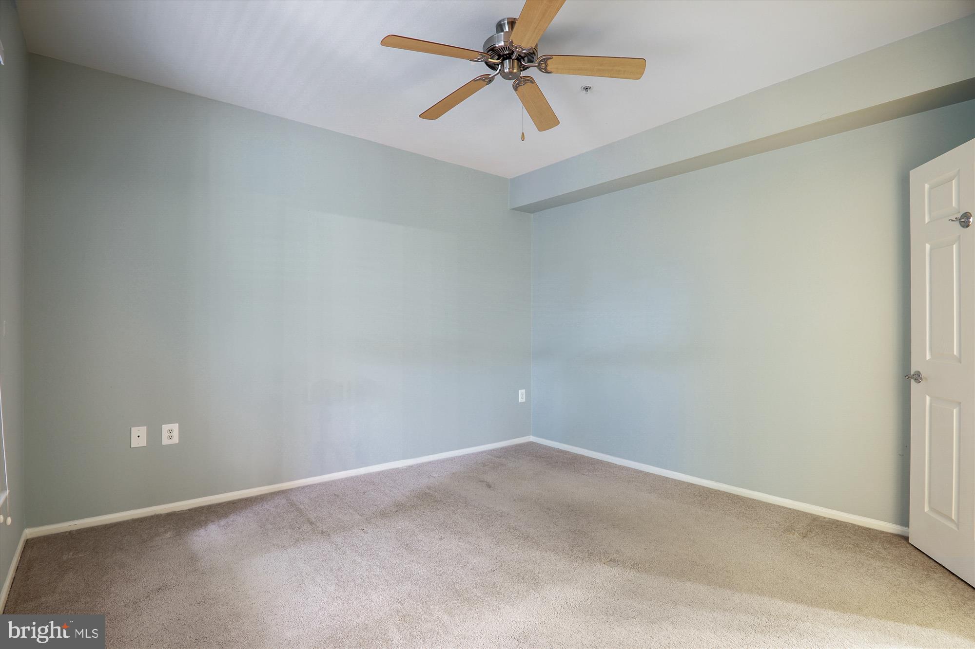 11800 Old Georgetown Road, Unit 1424 Rockville, MD 20852 - Photo 13 of 34 an empty room with chandelier fan