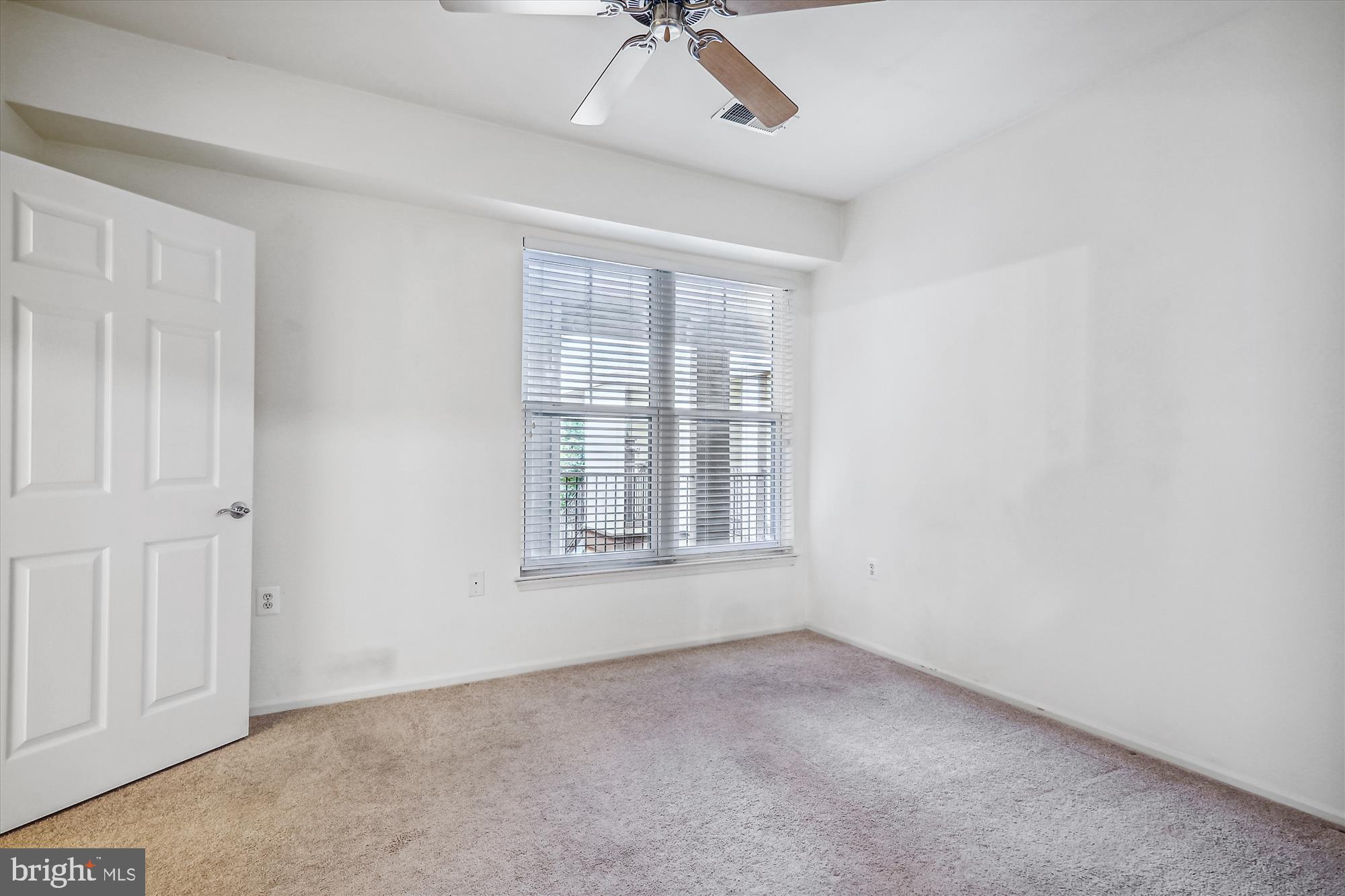 11800 Old Georgetown Road, Unit 1424 Rockville, MD 20852 - Photo 15 of 34 an empty room with a window and a ceiling fan