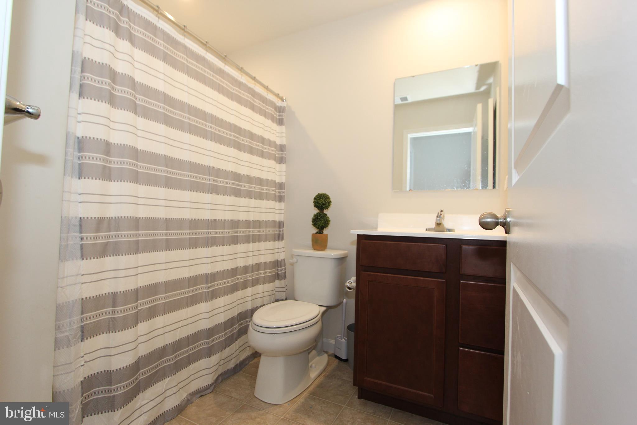 124 Boswell Boulevard Smithsburg, MD 21783 - Photo 25 of 42 Upstairs hall bath