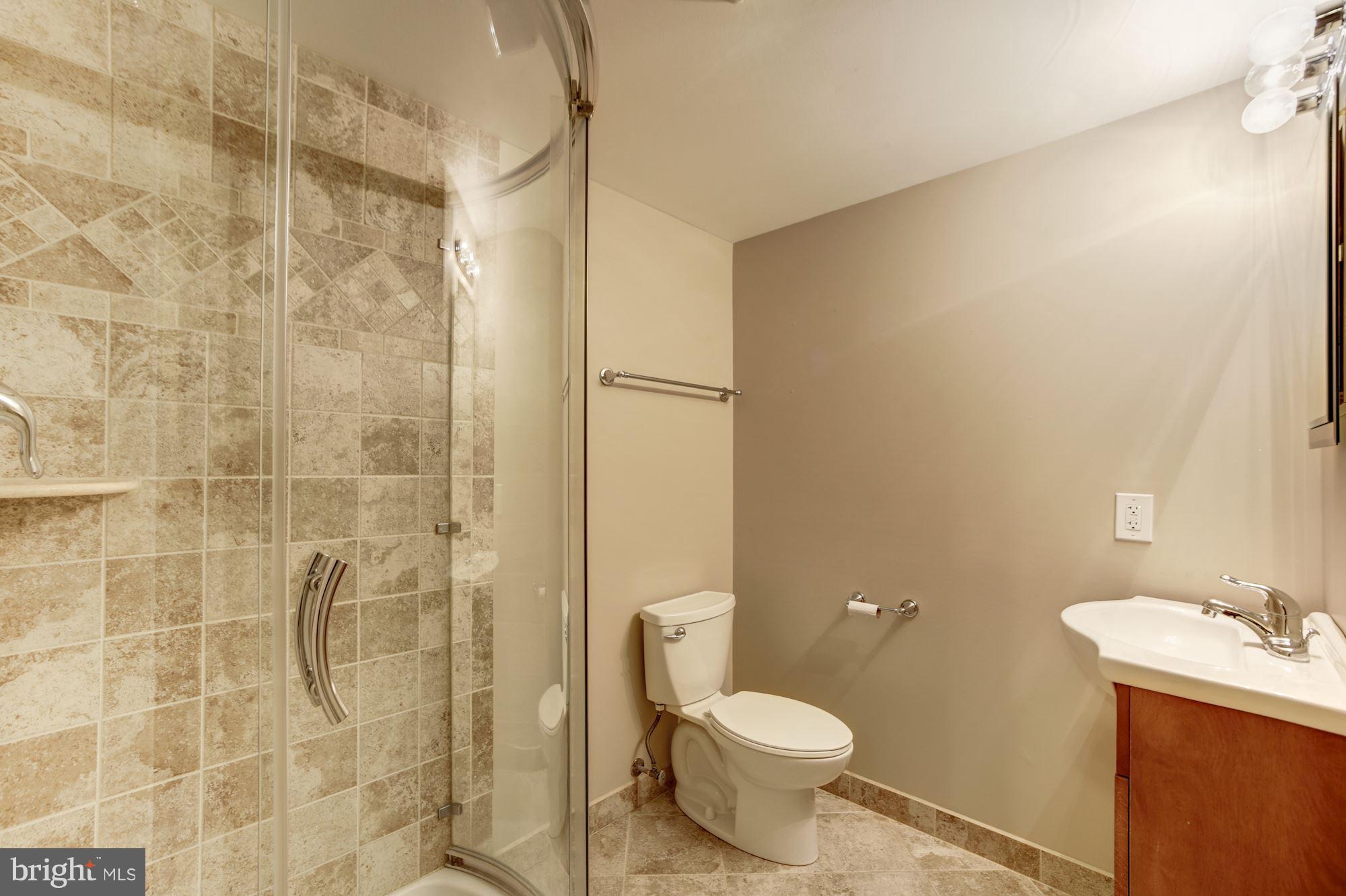 5502 Ashfield Road Alexandria, VA 22315 - Photo 23 of 27 Full Bathroom 2