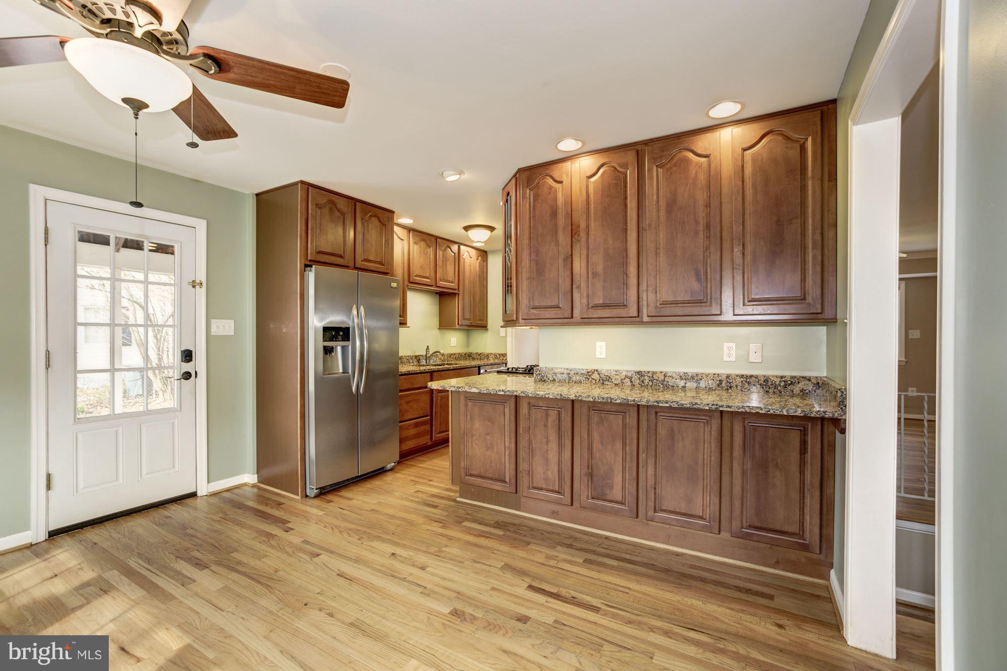 5502 Ashfield Road Alexandria, VA 22315 - Photo 9 of 27 Kitchen Breakfast Bar & Eat In Kitchen
