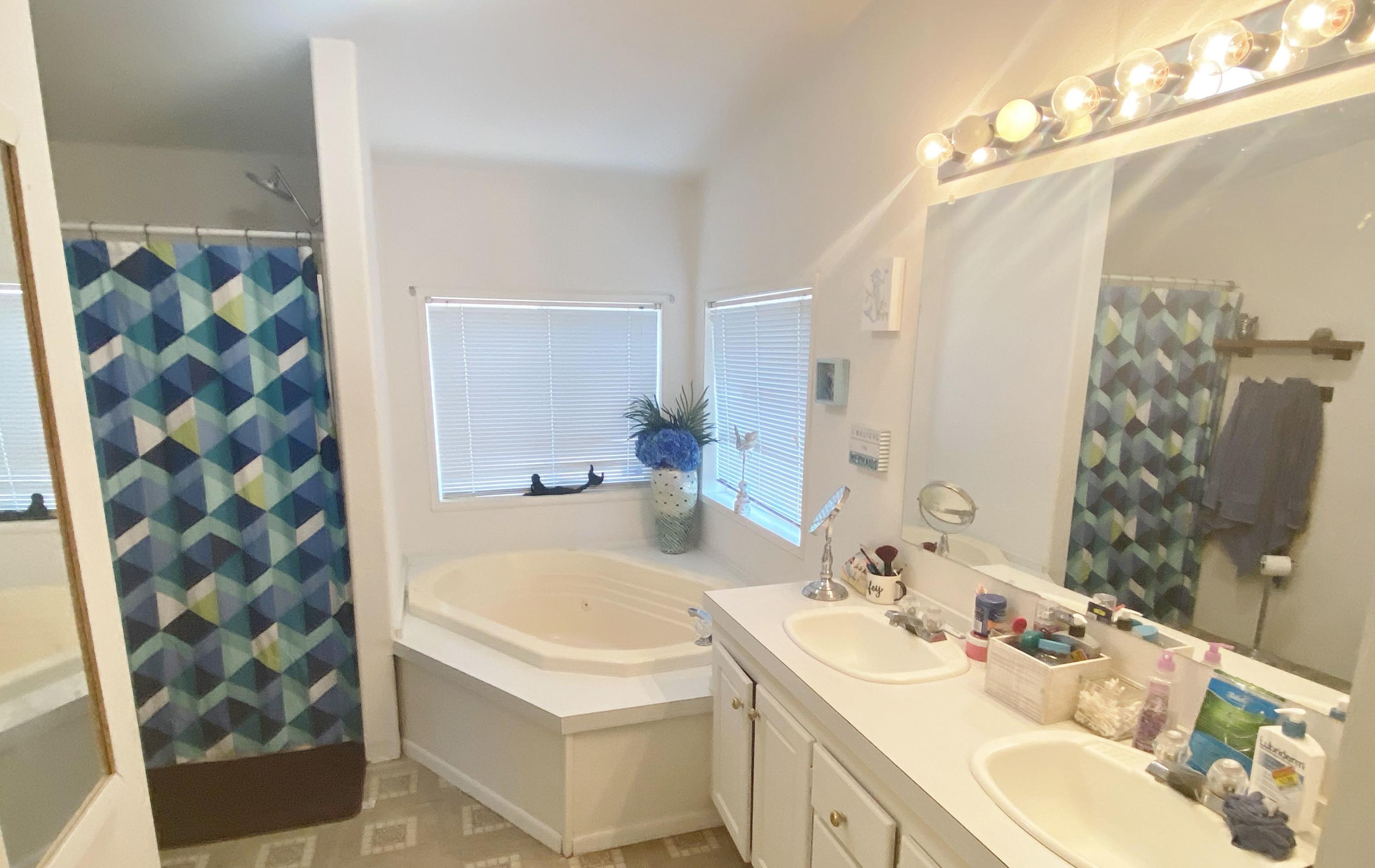 2371 Evan Way Central Point, OR 97502 - Photo 11 of 17 Master bathroom