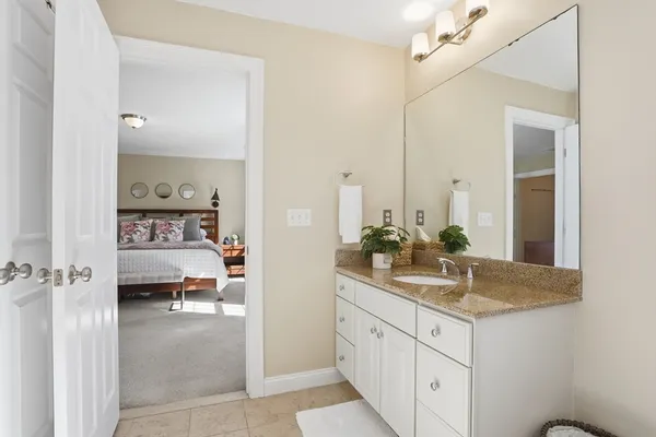 a en suite bathroom with a sink and mirror