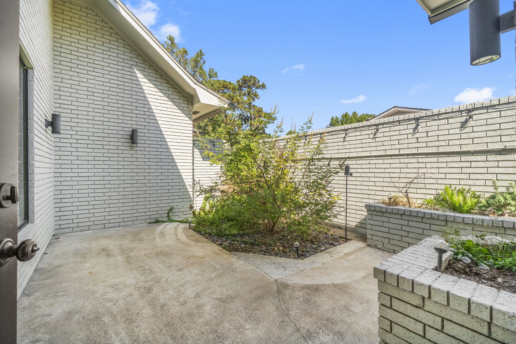 132 Mockingbird Lane Livingston, TX 77351 - Photo 30 of 50 Primary Room courtyard