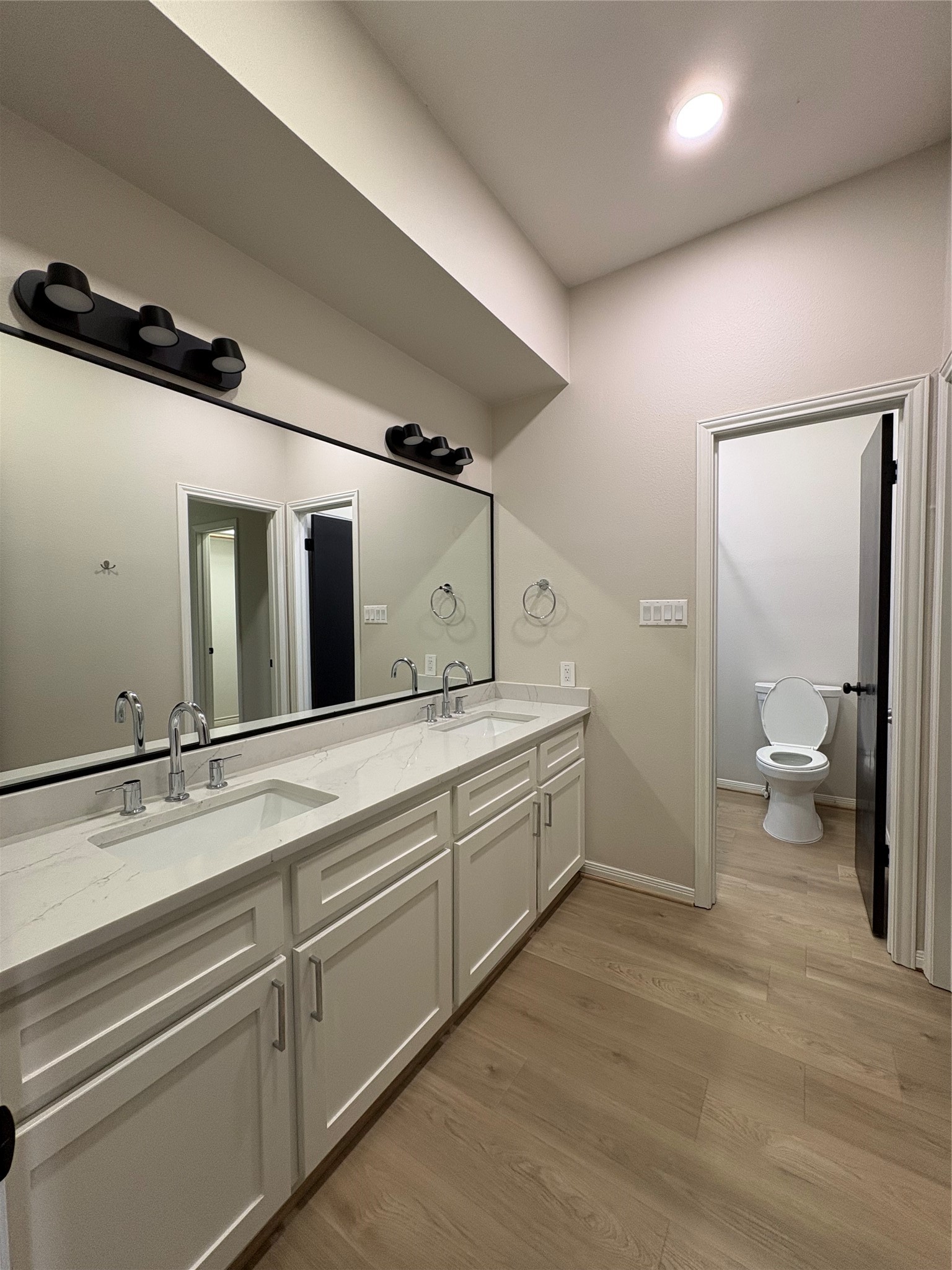 132 Mockingbird Lane Livingston, TX 77351 - Photo 33 of 50 Hall Bathroom