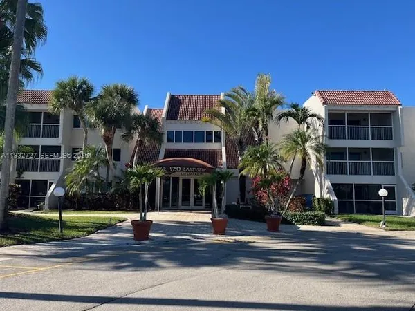 $2,000 | 120 Lakeview Drive, Unit 205, Weston, FL 33326