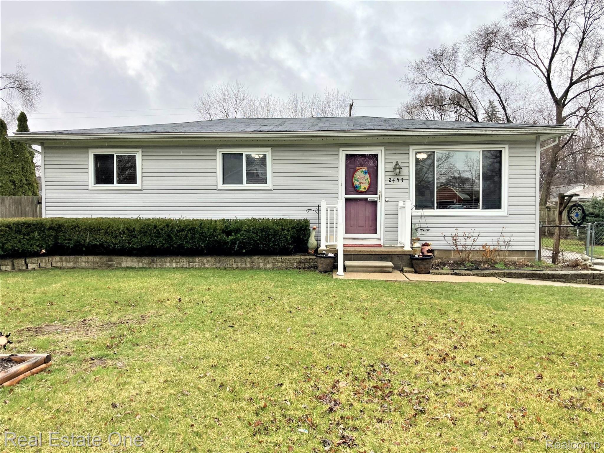 2453 Gerald Avenue Rochester, MI 48307 - Photo 1 of 14 IMG_0977 (2).jpg