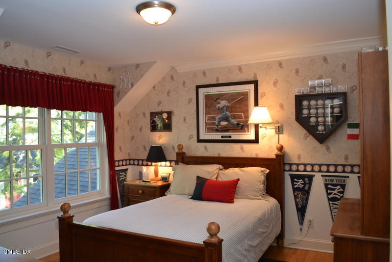 15 Palmer Terrace Riverside, CT 06878 - Photo 12 of 22 a bedroom with a bed and a wall painting