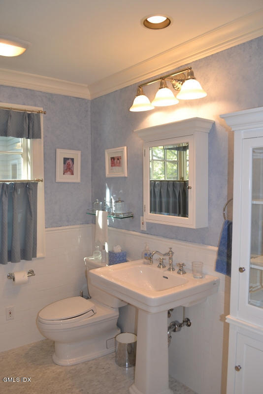 15 Palmer Terrace Riverside, CT 06878 - Photo 17 of 22 a bathroom with a sink a toilet and a mirror