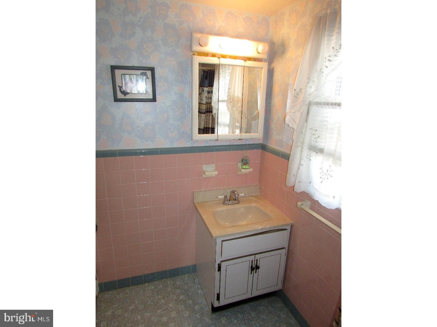 813 Millwood Road Philadelphia, PA 19115 - Photo 24 of 25 Bathroom