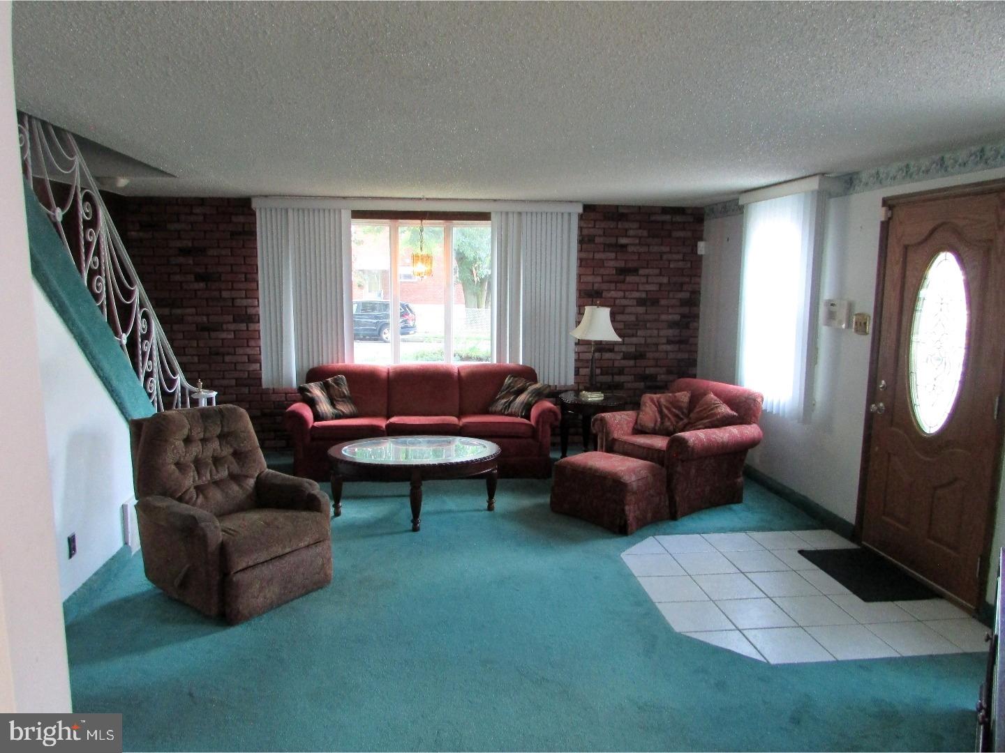 813 Millwood Road Philadelphia, PA 19115 - Photo 4 of 25 Living Room