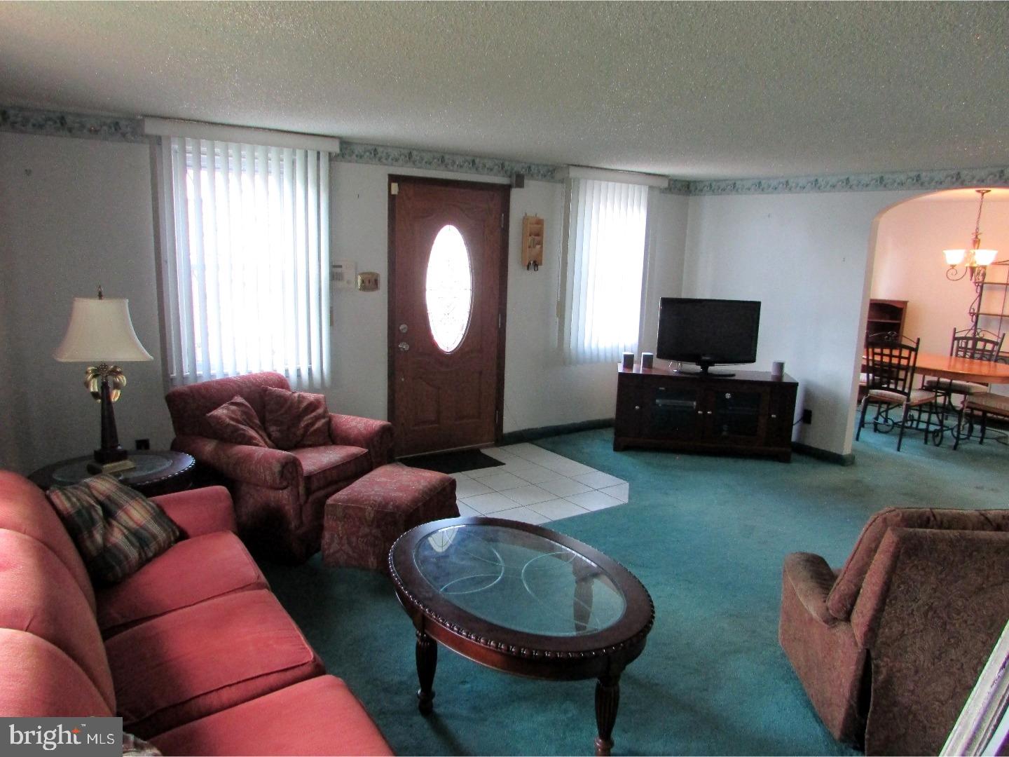813 Millwood Road Philadelphia, PA 19115 - Photo 5 of 25 Living Room