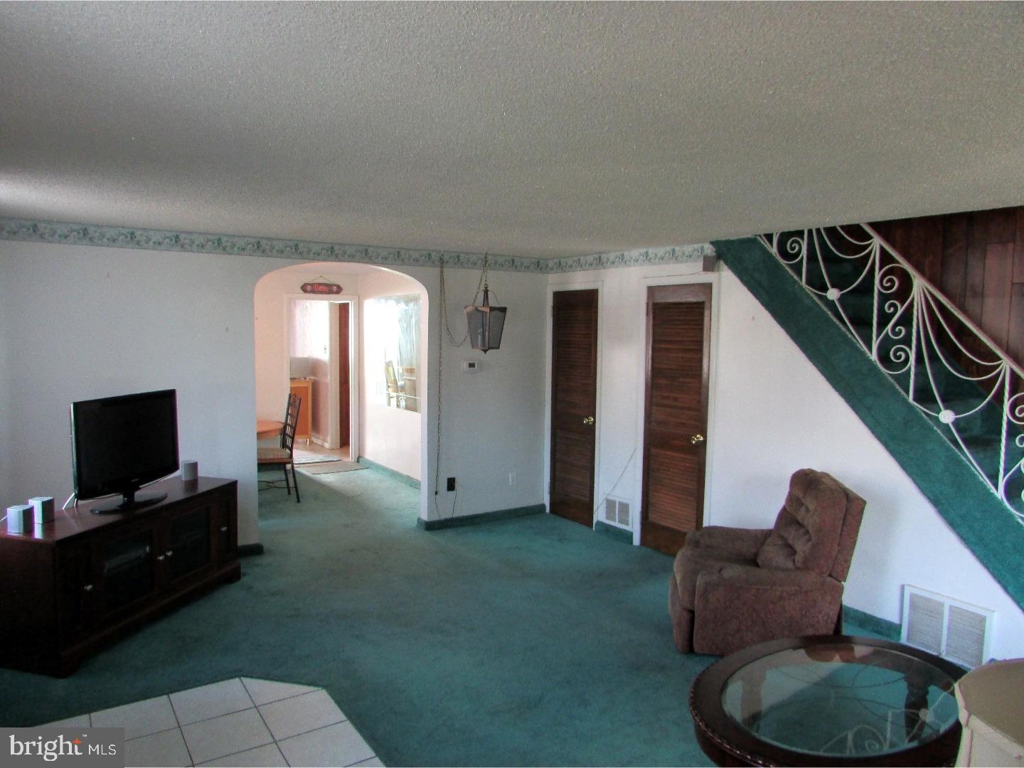 813 Millwood Road Philadelphia, PA 19115 - Photo 6 of 25 Living Room