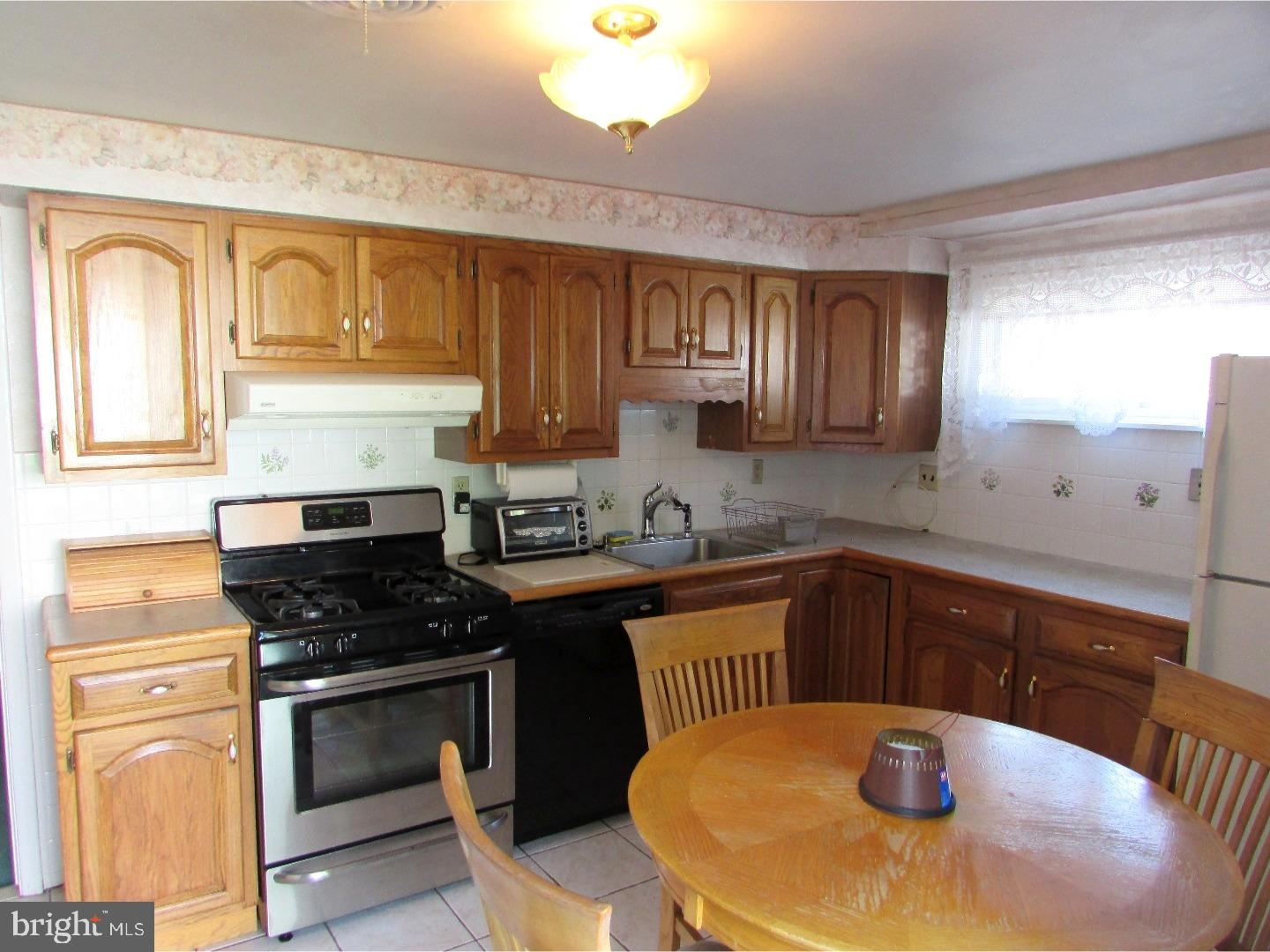 813 Millwood Road Philadelphia, PA 19115 - Photo 8 of 25 Kitchen
