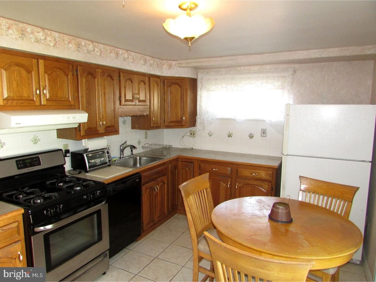 813 Millwood Road Philadelphia, PA 19115 - Photo 9 of 25 Kitchen