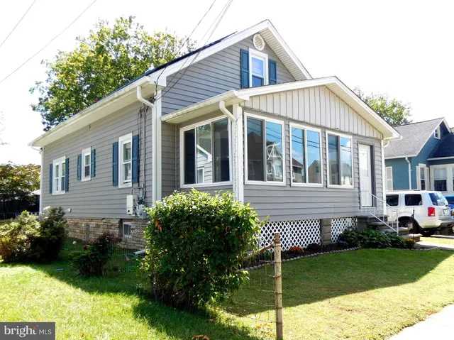 a view of a house with garden and yard