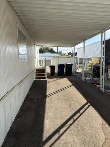 a view of a backyard