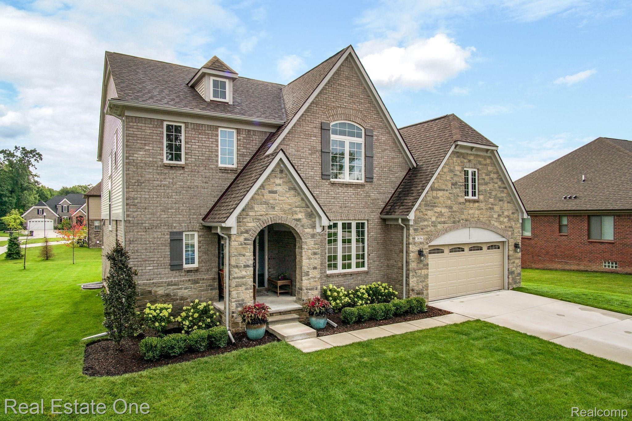 3856 Somerset Circle Rochester, MI 48309 - Photo 26 of 27 3856 Somerset front2.jpg