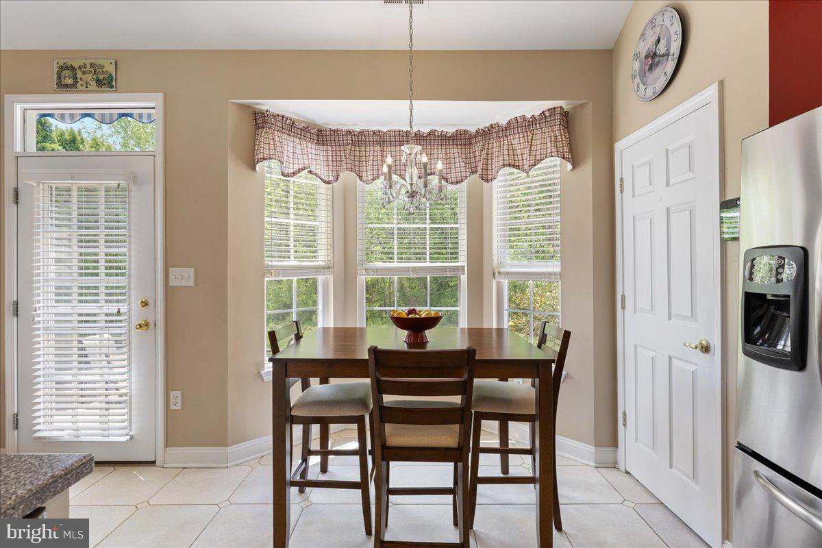 10 Fitzgerald Lane Columbus, NJ 08022 - Photo 12 of 33 a dining room with furniture and window