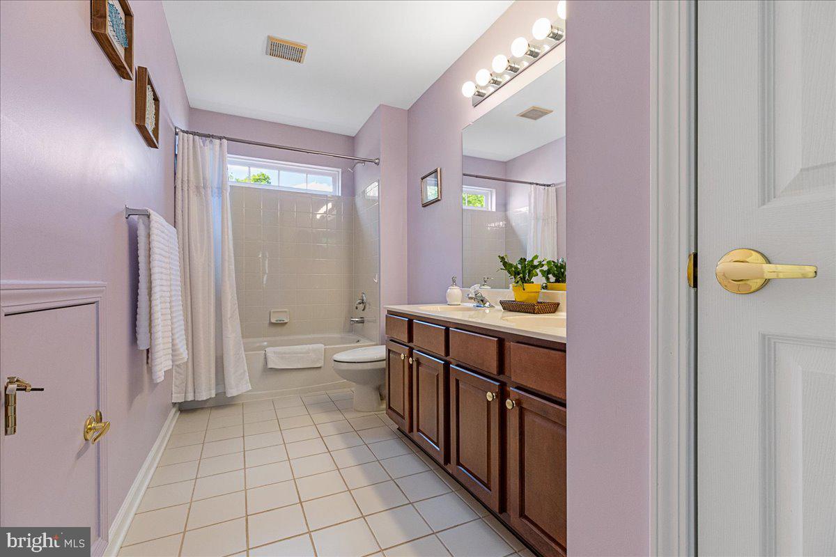 10 Fitzgerald Lane Columbus, NJ 08022 - Photo 29 of 33 a bathroom with a sink a toilet and shower