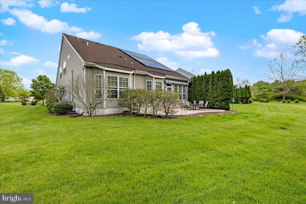 10 Fitzgerald Lane Columbus, NJ 08022 - Photo 32 of 33 a front view of a house with garden