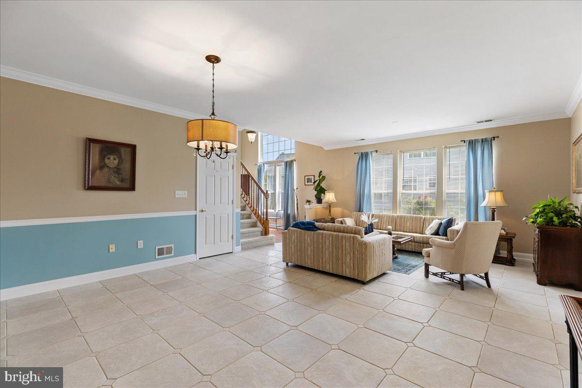 10 Fitzgerald Lane Columbus, NJ 08022 - Photo 8 of 33 a living room with furniture and a window