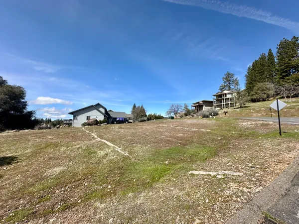 a view of a houses with a yard