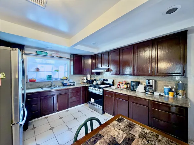 $1,599,000 | 5654 Stansbury Avenue, Van Nuys, CA 91401