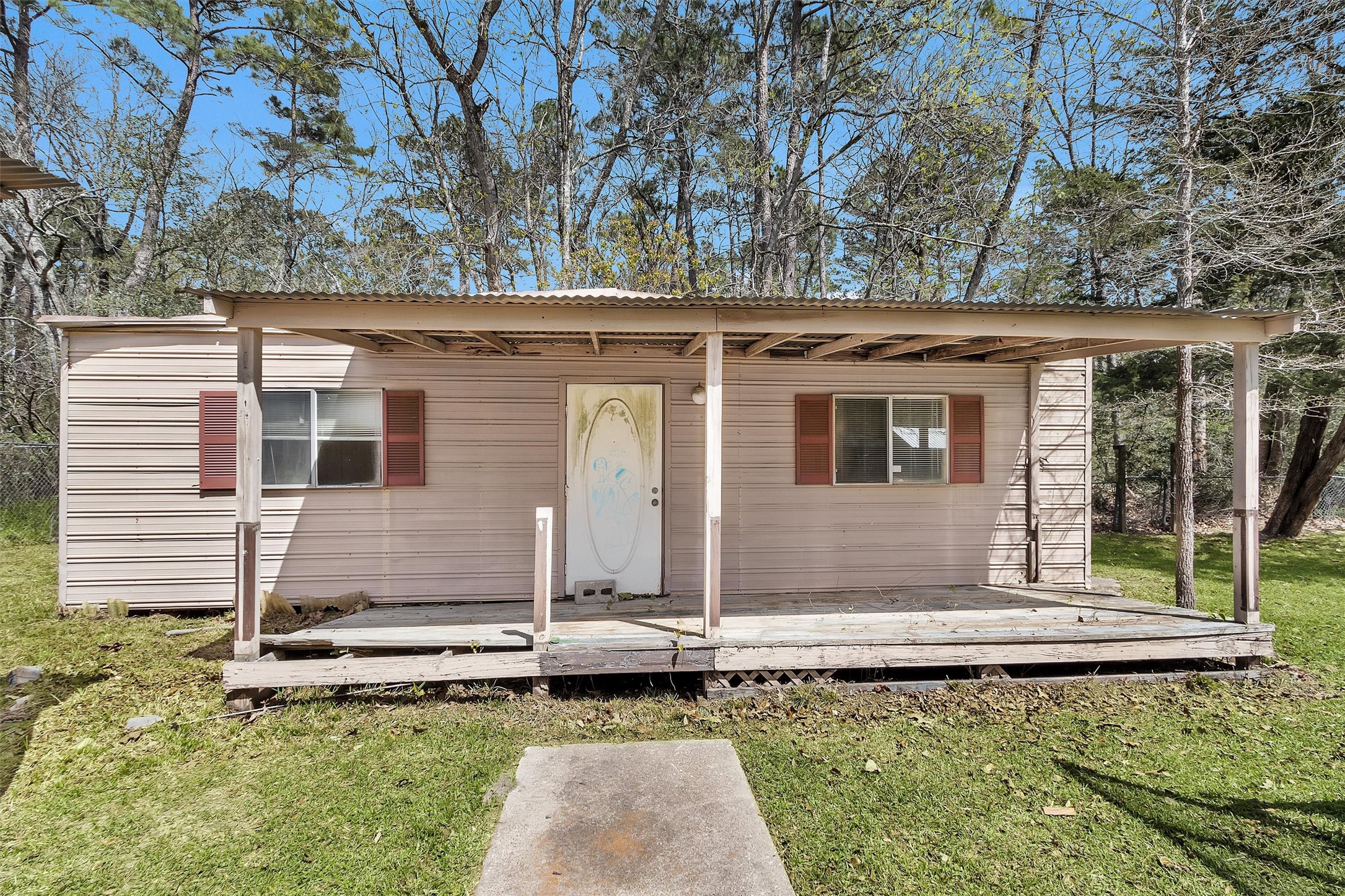 95 Main Street Huntsville, TX 77340 - Photo 22 of 30 front view of a house with a yard