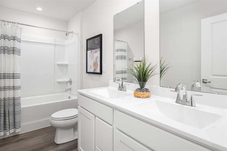 627 Merle Avenue Franklin, KY 42134 - Photo 18 of 19 a bathroom with a sink a toilet and a bathtub