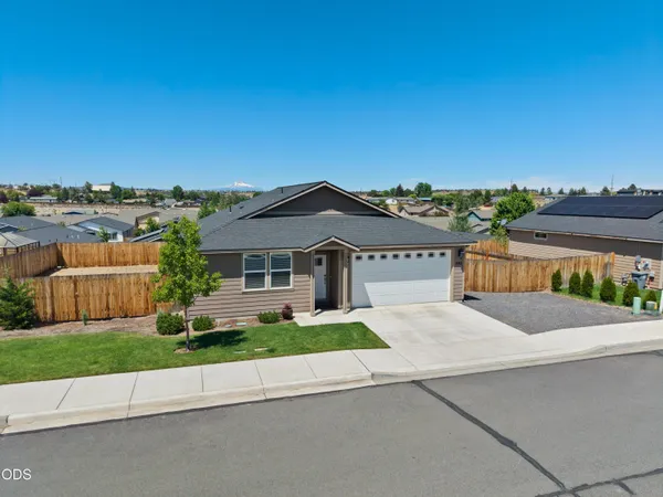 $379,900 | 898 Southeast Strawberry Lane, Madras, OR 97741