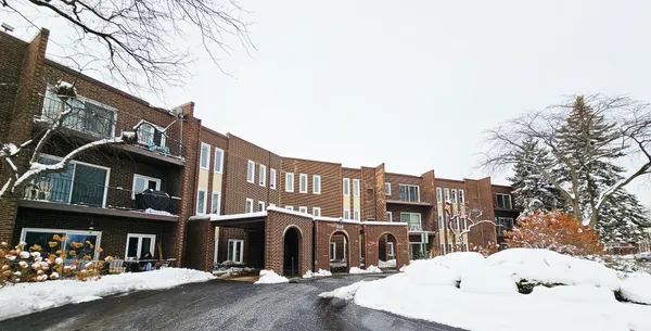 $2,100 | 1550 Sandpebble Drive, Unit 210, Wheeling, IL 60090