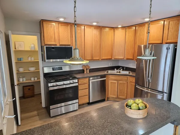 $2,100 | 1550 Sandpebble Drive, Unit 210, Wheeling, IL 60090