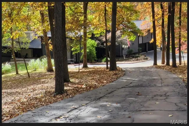 $1,100,000 | 5 Chesterfield Lakes Road, Chesterfield, MO 63005