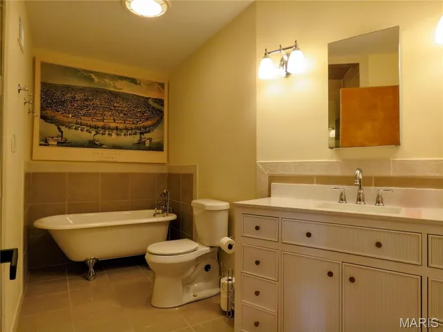 $1,100,000 | 5 Chesterfield Lakes Road, Chesterfield, MO 63005