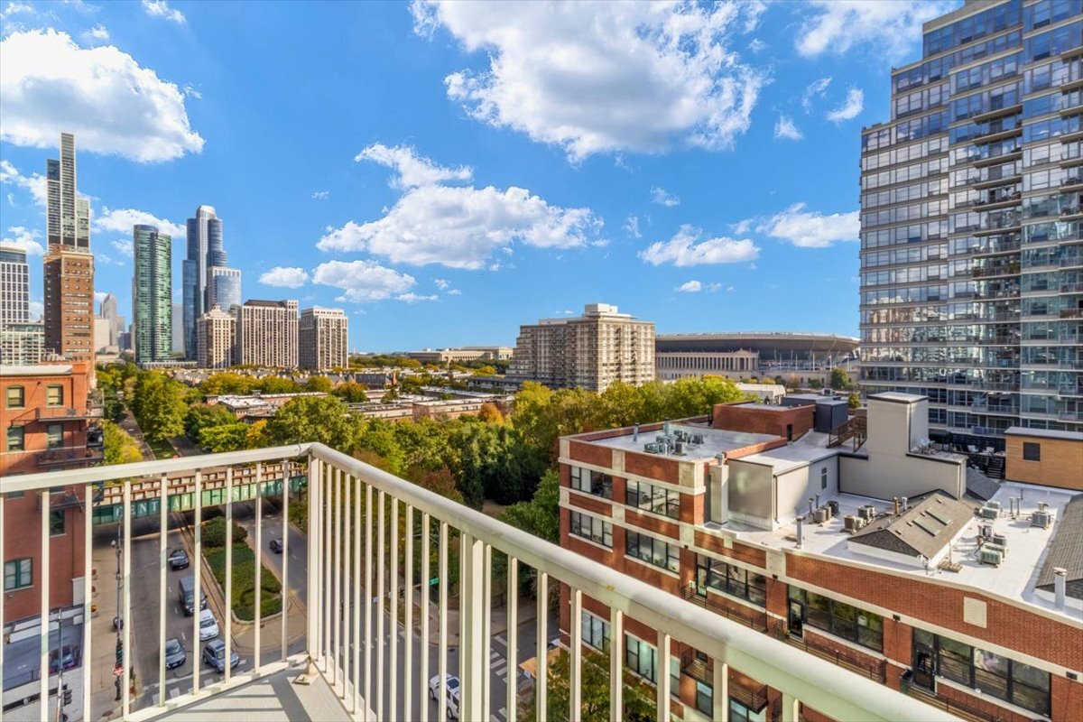 1600 South Indiana Avenue, Unit 908 Chicago, IL 60616 - Photo 9 of 26 a view of a balcony with city view