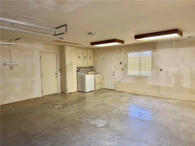 a view of a livingroom with a garage