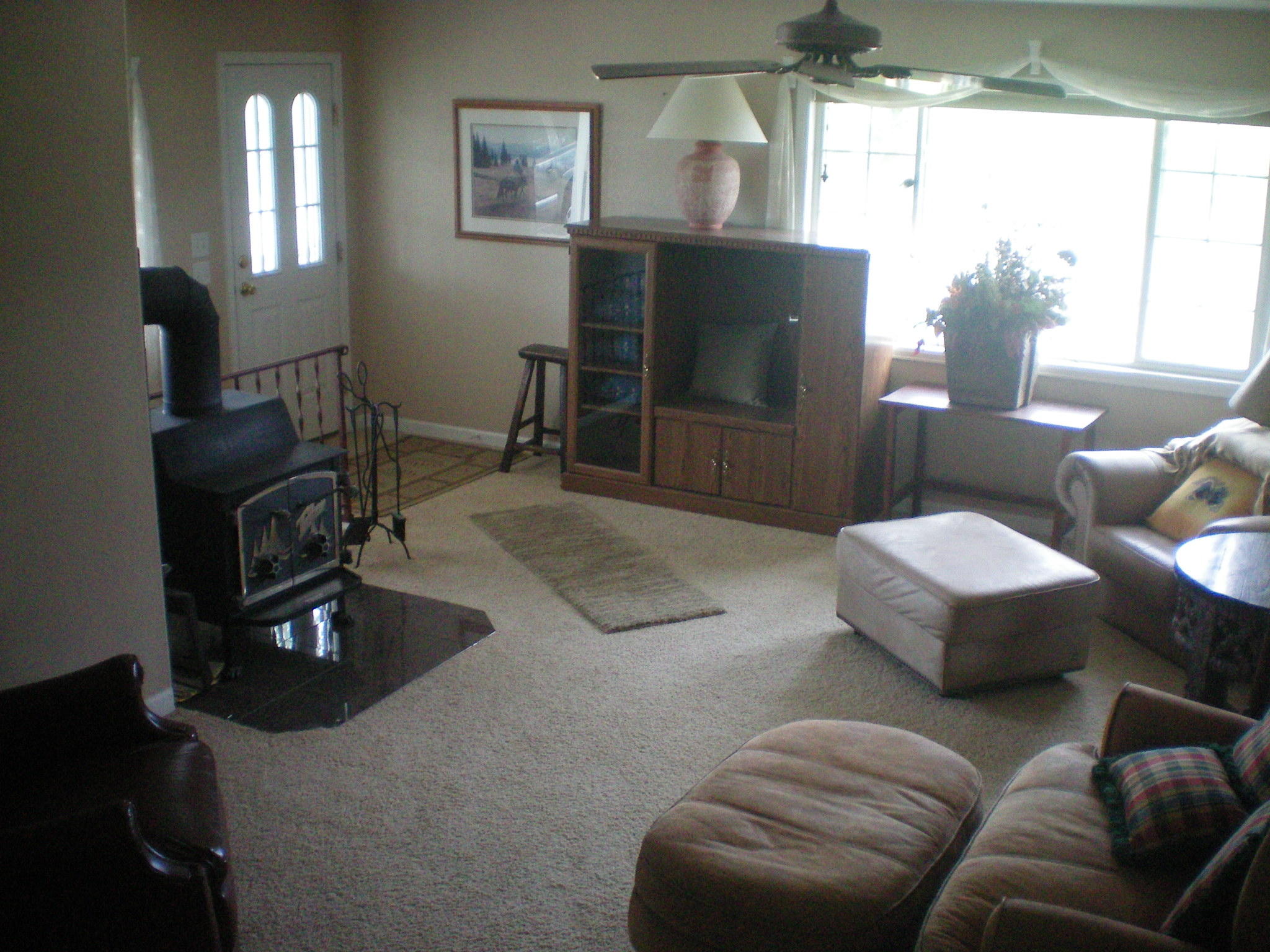35414 II10 Road Redvale, CO 81431 - Photo 9 of 19 a living room with furniture and a flat screen tv