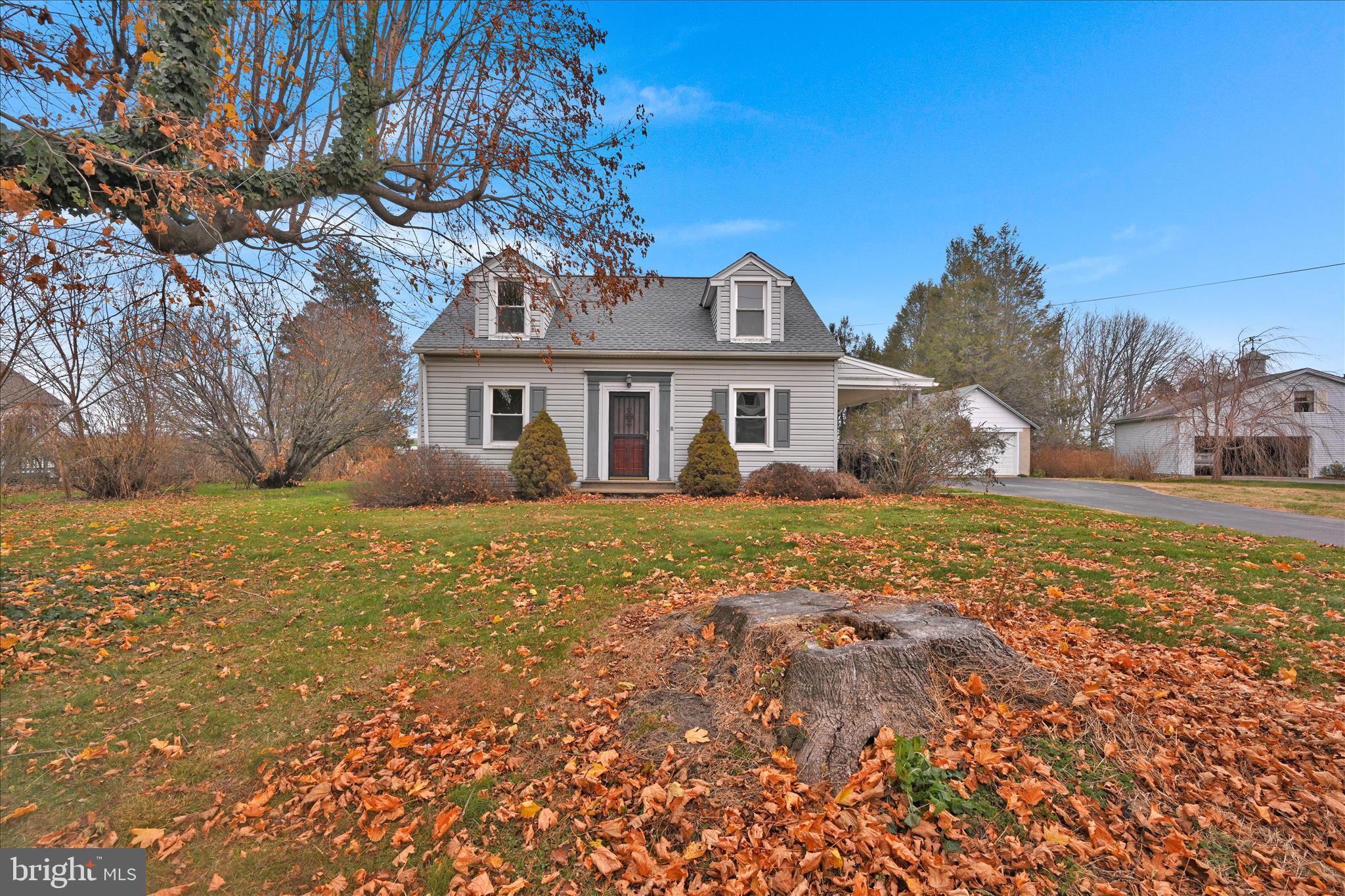 1211 River Road Quarryville, PA 17566 - Photo 4 of 33 a front view of a house with a garden