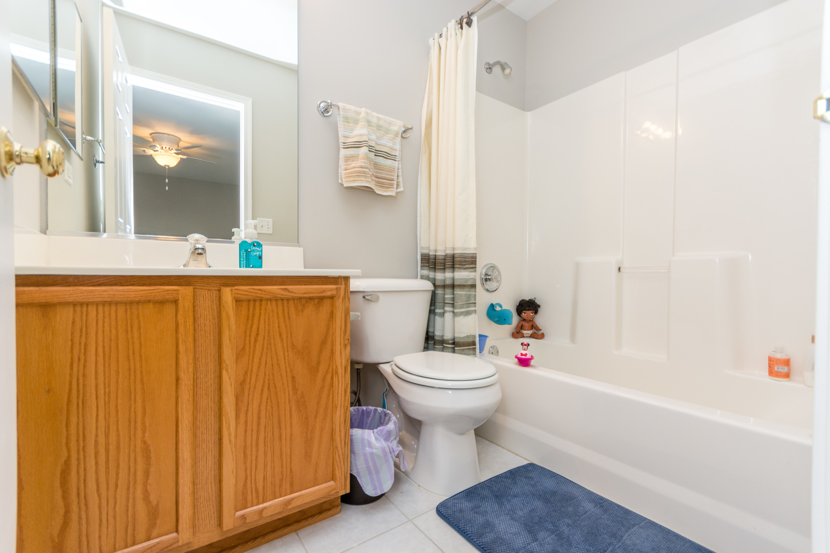 141 Enclave Circle, Unit B Bolingbrook, IL 60440 - Photo 39 of 41 a bathroom with a toilet a sink and bathtub