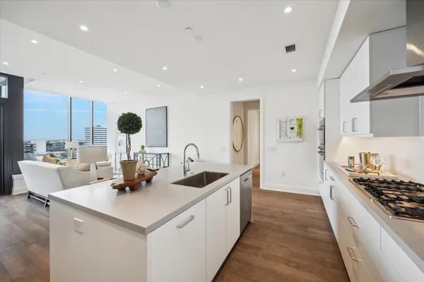 $995,000 | 2323 West Main Street, Unit 603, Houston, TX 77098